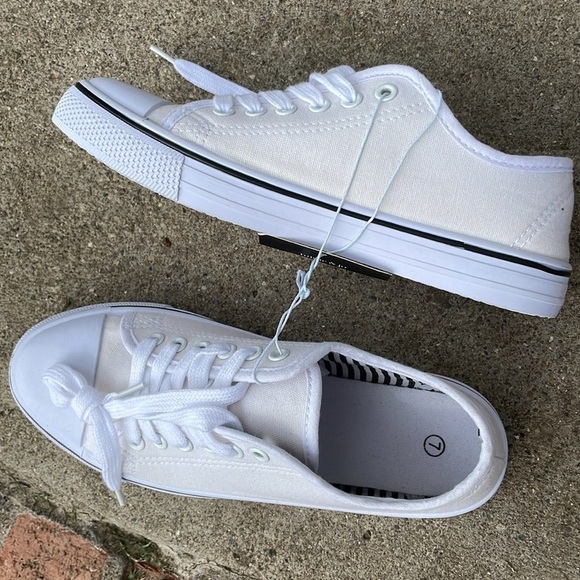 Trendy White Canvas Sneakers for Women - Picture 4 of 4